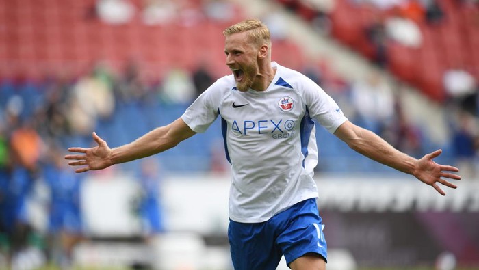 31 July 2021, Lower Saxony, Hanover: Football: 2nd Bundesliga, Matchday 2: Hannover 96 - FC Hansa Rostock at the HDI Arena. Rostocks Hanno Behrens celebrates after scoring 0:1. Photo: Daniel Reinhardt/dpa - IMPORTANT NOTE: In accordance with the regulations of the DFL Deutsche Fußball Liga and/or the DFB Deutscher Fußball-Bund, it is prohibited to use or have used photographs taken in the stadium and/or of the match in the form of sequence pictures and/or video-like photo series. (Photo by Daniel Reinhardt/picture alliance via Getty Images)