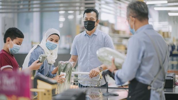 Ilustrasi pengunjung di mal saat pandemi COVID-19