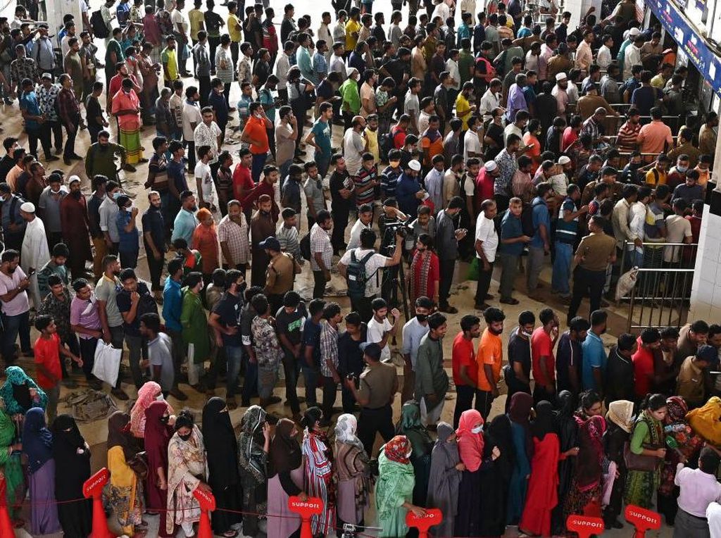 Mau Mudik Idul Adha, Warga Bangladesh Mengular Beli Tiket Kereta