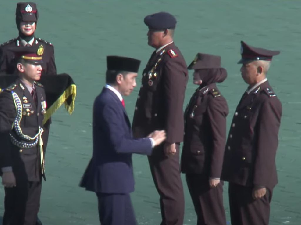 Jokowi Anugerahkan Bintang Bhayangkara Nararya kepada 3 Anggota Polri