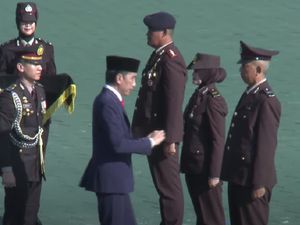 Jokowi Anugerahkan Bintang Bhayangkara Nararya kepada 3 Anggota Polri Jokowi Anugerahkan Bintang Bhayangkara Nararya kepada 3 Anggota Polri