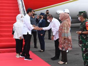 Jokowi Tiba di Medan, Gubsu Edy dan Bobby Menyambut
