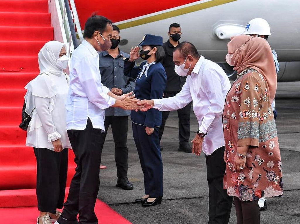 Beda Genggaman Tangan Jokowi Saat Salam Edy dan Bobby Beda Genggaman Tangan Jokowi Saat Salam Edy dan Bobby