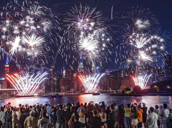 Kilau Kembang Api Hiasi Perayaan Kemerdekaan Amerika Serikat