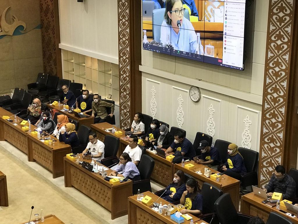 Audiensi dengan Baleg DPR, Fatia KontraS: UU ITE Banyak Mudaratnya Audiensi dengan Baleg DPR, Fatia KontraS: UU ITE Banyak Mudaratnya