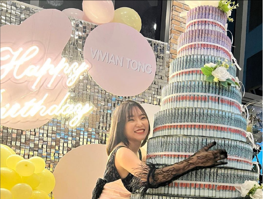 Viral Kakak Baik Hati, Berikan Adiknya Kue Ultah Tumpukan Uang Rp 176 Juta Viral Kakak Baik Hati, Berikan Adiknya Kue Ultah Tumpukan Uang Rp 176 Juta