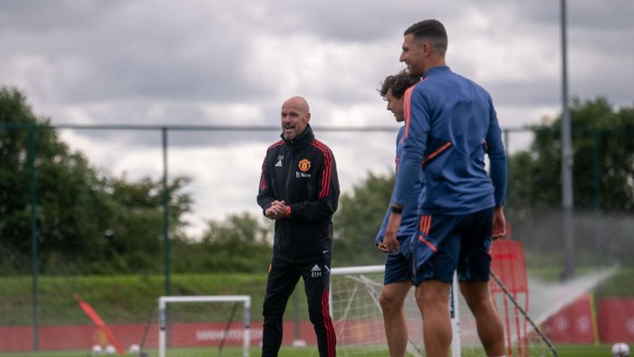 Latihan MU, Erik ten Hag MANCHESTER, ENGLAND - JULY 04: (EXCLUSIVE COVERAGE) Manager Erik ten Hag of Manchester United in action during a first team training session at Carrington Training Ground on July 04, 2022 in Manchester, England. (Photo by Ash Donelon/Manchester United via Getty Images)