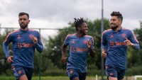 Alex Telles dan Fred juga tersenyum riang saat berlari dengan Bruno Fernandes. Foto: Manchester United via Getty Imag/Ash Donelon