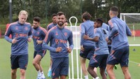 Bruno Fernandes pun tak mau kalah pamer senyuman. Foto: Manchester United via Getty Imag/Tom Purslow