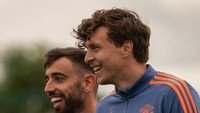 Bruno Fernandes menjadi salah satu pemain MU yang acapkali terlihat pamer senyuman di sini ini. Tampak dirinya di samping Victor Lindelof. Foto: Manchester United via Getty Imag/Ash Donelon