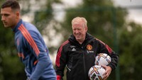 Latihan MU berlangsung serius tapi santai. Steve McClaren, eks-manajer timnas Inggris yang kini masuk staf kepelatihan MU, pun tampak tersenyum. Foto: Manchester United via Getty Imag/Ash Donelon