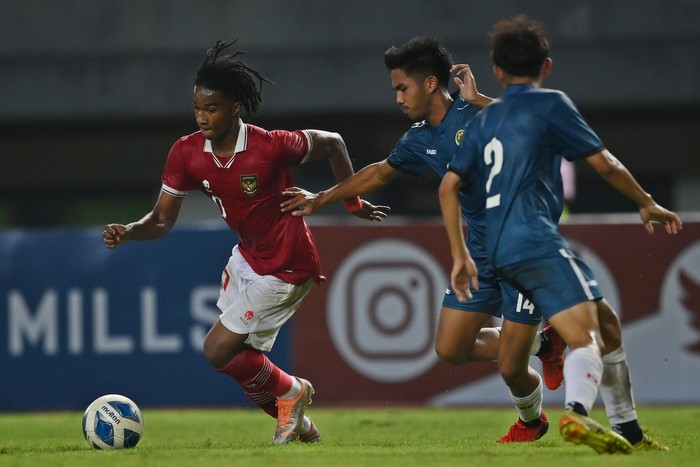 Sejumlah pesepak bola Tim Nasional Indonesia U-19 meneriakkan yel-yel penyemangat sebelum bertanding melawan Tim Nasional Brunei Darussalam U-19 dalam laga penyisihan Grup A Piala AFF U-19 2022 di Stadion Patriot Candrabhaga, Bekasi, Jawa Barat, Senin (4/7/2022). ANTARA FOTO/Aditya Pradana Putra/wsj.