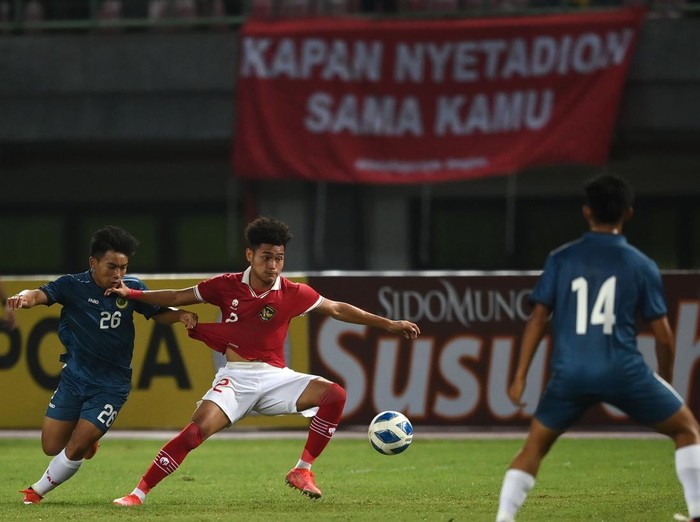 Sejumlah pesepak bola Tim Nasional Indonesia U-19 meneriakkan yel-yel penyemangat sebelum bertanding melawan Tim Nasional Brunei Darussalam U-19 dalam laga penyisihan Grup A Piala AFF U-19 2022 di Stadion Patriot Candrabhaga, Bekasi, Jawa Barat, Senin (4/7/2022). ANTARA FOTO/Aditya Pradana Putra/wsj.