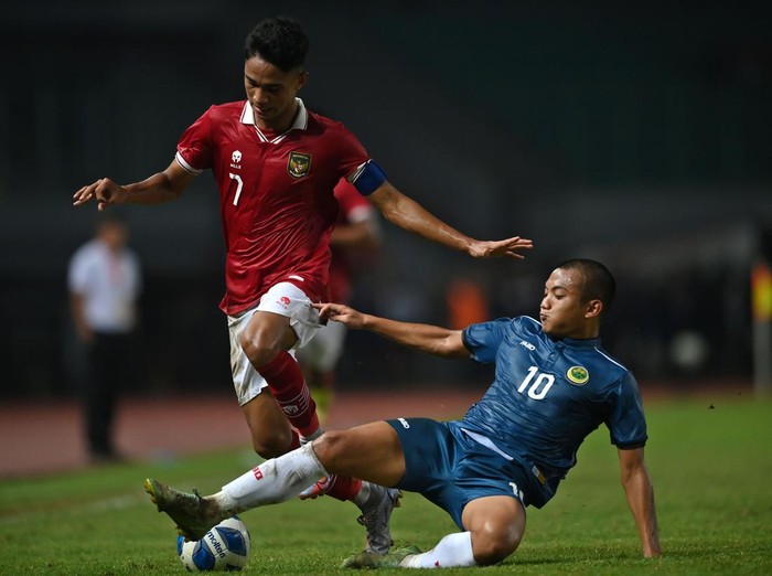 Sejumlah pesepak bola Tim Nasional Indonesia U-19 meneriakkan yel-yel penyemangat sebelum bertanding melawan Tim Nasional Brunei Darussalam U-19 dalam laga penyisihan Grup A Piala AFF U-19 2022 di Stadion Patriot Candrabhaga, Bekasi, Jawa Barat, Senin (4/7/2022). ANTARA FOTO/Aditya Pradana Putra/wsj.