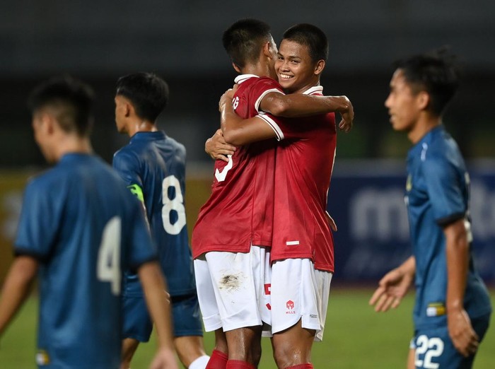 Sejumlah pesepak bola Tim Nasional Indonesia U-19 meneriakkan yel-yel penyemangat sebelum bertanding melawan Tim Nasional Brunei Darussalam U-19 dalam laga penyisihan Grup A Piala AFF U-19 2022 di Stadion Patriot Candrabhaga, Bekasi, Jawa Barat, Senin (4/7/2022). ANTARA FOTO/Aditya Pradana Putra/wsj.
