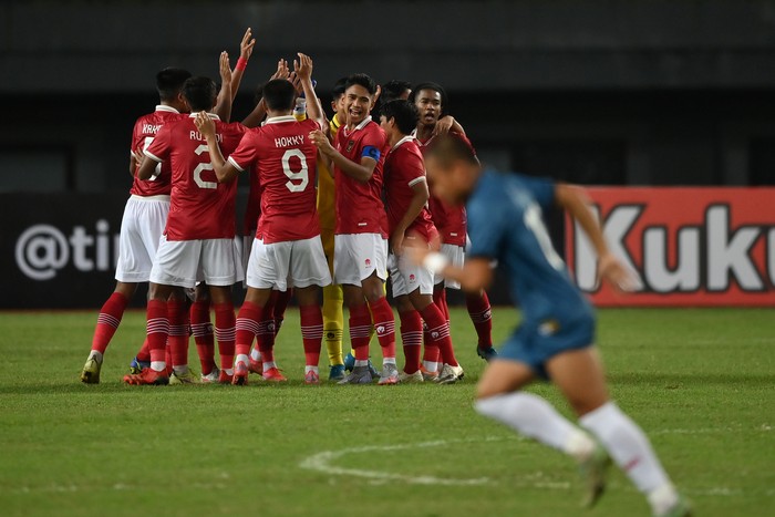 Sejumlah pesepak bola Tim Nasional Indonesia U-19 meneriakkan yel-yel penyemangat sebelum bertanding melawan Tim Nasional Brunei Darussalam U-19 dalam laga penyisihan Grup A Piala AFF U-19 2022 di Stadion Patriot Candrabhaga, Bekasi, Jawa Barat, Senin (4/7/2022). ANTARA FOTO/Aditya Pradana Putra/wsj.