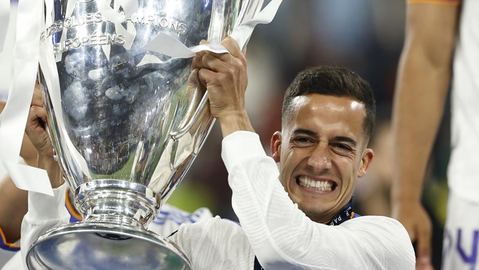 PARIS - Lucas Vazquez of Real Madrid with the UEFA Champions League trophy, Coupe des clubs Champions Europeans during the UEFA Champions League final match between Liverpool FC and Real Madrid at Stade de Franc on May 28, 2022 in Paris, France. ANP | DUTCH HEIGHT | MAURICE VAN STONE (Photo by ANP via Getty Images)