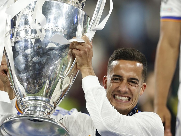 PARIS - Lucas Vazquez of Real Madrid with the UEFA Champions League trophy, Coupe des clubs Champions Europeans during the UEFA Champions League final match between Liverpool FC and Real Madrid at Stade de Franc on May 28, 2022 in Paris, France. ANP | DUTCH HEIGHT | MAURICE VAN STONE (Photo by ANP via Getty Images)