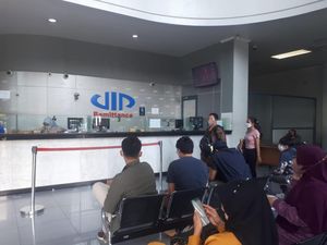 Warga Buru-buru Jual Dolar AS yang Nyaris Tembus Rp 15.000