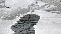 Mencari Uang Logam di Lautan Busa Sungai Yamuna India