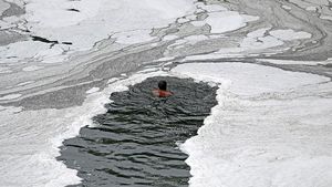 Mencari Uang Logam di Lautan Busa Sungai Yamuna India