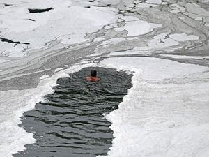 Mencari Uang Logam di Lautan Busa Sungai Yamuna India Mencari Uang Logam di Lautan Busa Sungai Yamuna India