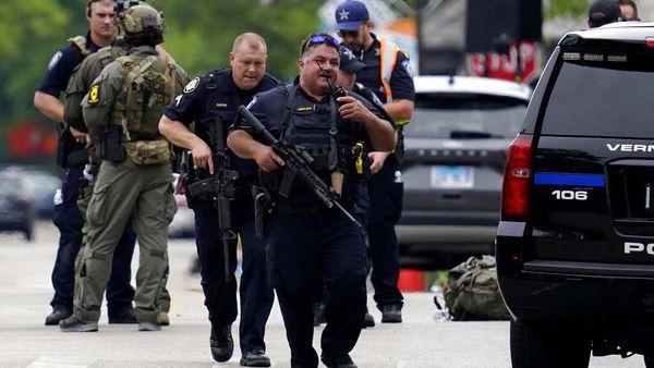 Polisi Buru Pelaku Penembakan Saat Parade Hari Kemerdekaan AS