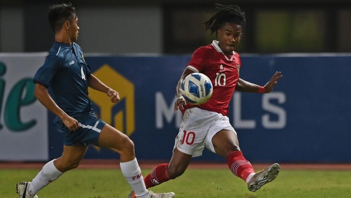 Pesepak bola Tim Nasional Indonesia U-19 Ronaldo Kwateh (kanan) berebut bola dengan pesepak bola Tim Nasional Brunei Darussalam U-19 Maverick Lim (kiri) dalam laga penyisihan Grup A Piala AFF U-19 2022 di Stadion Patriot Candrabhaga, Bekasi, Jawa Barat, Senin (4/7/2022). ANTARA FOTO/Aditya Pradana Putra/wsj.