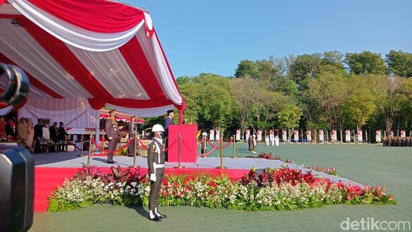 Presiden Jokowi memimpin upacara HUT Bhayangkara ke-76 di Akpol, Semarang, Selasa (5/7/2022).