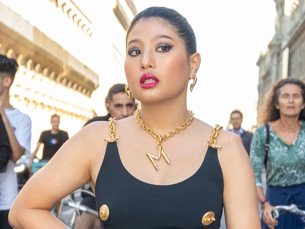 Gaya Berani Putri Thailand di Paris Fashion Week, Pakai Gaun Berputing Emas Gaya Berani Putri Thailand di Paris Fashion Week, Pakai Gaun Berputing Emas