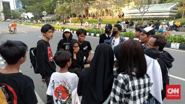 Remaja asal Citayam, Depok, Jawa Barat dikerubungi sejumlah remaja di kawasan BNI City, Sudirman, Jakarta Pusat, Selasa (5/7).