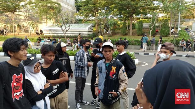 Remaja asal Citayam, Depok, Jawa Barat dikerubungi sejumlah remaja di kawasan BNI City, Sudirman, Jakarta Pusat, Selasa (5/7).