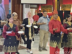 Sandiaga: Ternyata Tari Piring Lebih Mudah Dibanding Politik
