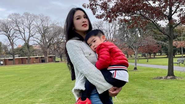 8 Foto Sandra Dewi Momong Anak saat Liburan di Melbourne, Tetap Stylish