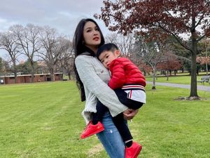 8 Foto Sandra Dewi Momong Anak saat Liburan di Melbourne, Tetap Stylish