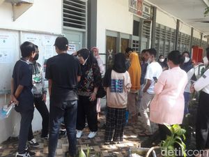 Aksi Ortu Serbu SMAN 1 Makassar Usai Tak Kebagian Antrean Verifikasi PPDB Aksi Ortu Serbu SMAN 1 Makassar Usai Tak Kebagian Antrean Verifikasi PPDB