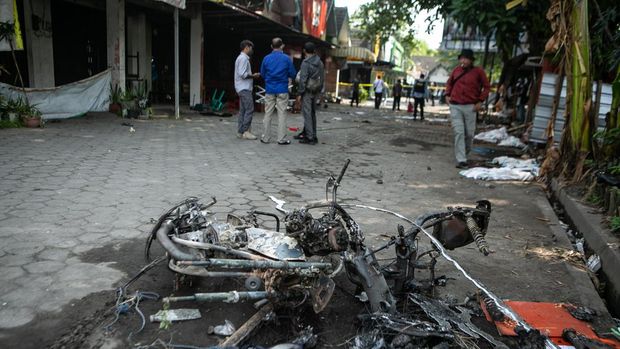 Bangkai motor yang terbakar tergeletak usai terjadi kericuhan di Babarsari, Sleman, DI Yogyakarta, Senin (4/7/2022). Kericuhan yang terjadi antara dua kelompok masyarakat tersebut merupakan buntut dari kasus penganiayaan yang terjadi di sebuah tempat karaoke di Babarsari. ANTARA FOTO/Hendra Nurdiyansyah/wsj.