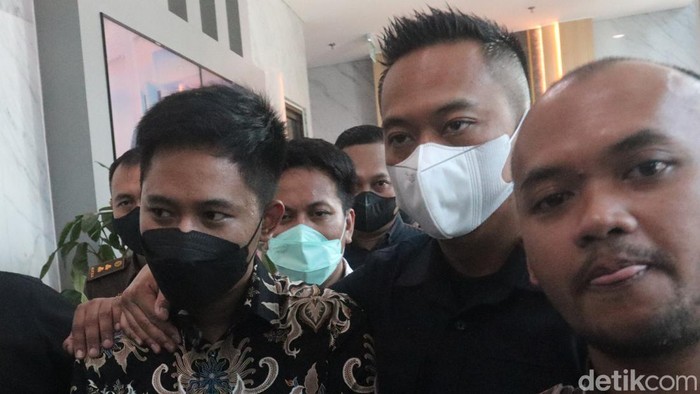 Tersangka kasus Quotex Doni Salmanan saat proses pelimpahan kasus dari Bareskrim ke Kejati Jabar