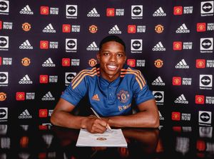 Tyrell Malacia Resmi Berseragam MU