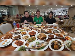 Youtuber Kalap Makan 51 Lauk Nasi Padang hingga Wanita Traktir Petugas Kebersihan
