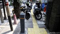 Waduh, Trotoar di Senopati Jaksel Jadi Parkir Liar