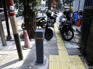 Waduh, Trotoar di Senopati Jaksel Jadi Parkir Liar