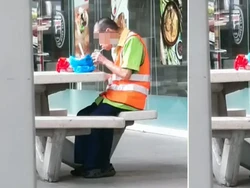 Bikin Haru! Wanita Ini Traktir Petugas Kebersihan yang Sarapan Sendirian