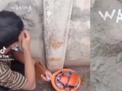 4 Cara Unik Warung Jual Makanan, Lewat Lubang dan Celah Tembok