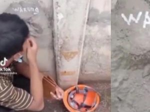 4 Cara Unik Warung Jual Makanan, Lewat Lubang dan Celah Tembok 4 Cara Unik Warung Jual Makanan, Lewat Lubang dan Celah Tembok