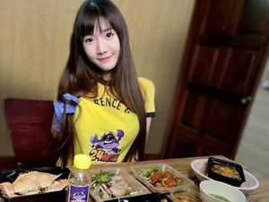 10 Aksi Netizen Makan Tokek Hidup hingga Sate Babi, Berujung Tewas!