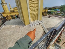 Penjelasan DKM soal Sejoli Bermesraan di Menara Masjid Banjaran