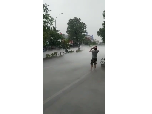 Asap Tebal Bak Awan Selimuti Jalan Cimone Tangerang