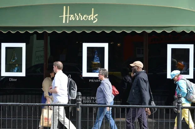 Pengunjung Harrods di London diwajibkan mengenakan pakaian sopan dan rapi