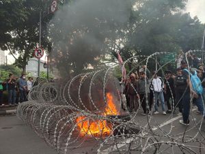 Demo Mahasiswa di Bogor Memanas, Massa Bakar Ban-Injak Kawat Berduri! Demo Mahasiswa di Bogor Memanas, Massa Bakar Ban-Injak Kawat Berduri!